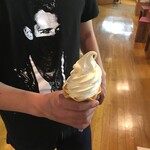 庄川ウッドプラザ - キャーーーソフトクリーム
            
            バニラと柚子のMIX。
            
            柚子 酸っぱいんかな？
            
            
            と思ったらコレが美味い！！！
            
            
            
            