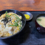 富士 - 玉子丼
      味噌汁とたくあんが付いていました
