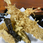 富士 - 揚げたてサクサクの天ぷら
      この日はピーマンではなく獅子唐でした