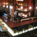 伊酒リア - 店内のカウンター角度を変えて