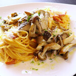 Mushroom carbonara flavored with maitake mushrooms