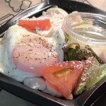 トリワイン ＰＩＫＯＳＨＨＨＵ - 蒸し鶏と目玉焼きのシーザーサラダ Ｍサイズ