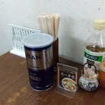 あべ食堂 - テーブル席上の調味料他達！