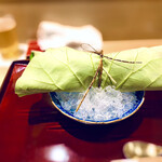 銀座 しのはら - ◎八月の盂蘭盆にちなんで蓮の葉に包んで竹の皮で結ぶ