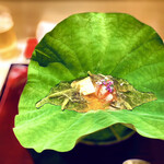 銀座 しのはら - ◎八月にお盆に因んで蓮の葉の上で頂きます。季節の紫蘇の花、車海老、鮑、雲丹、ボタン海老、名残の大きなじゅんさい、下にカリフラワーと湯葉の擂り流し、合わせ酢のにこごりを上から掛けて…全体を混ぜて頂く