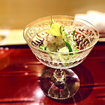 銀座 しのはら - ◎鱧（お造り）と茗荷と芽ネギ、花付きのマイクロ胡瓜…山葵醬油で…バカラの110年前のカクテルグラス