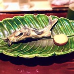 銀座 しのはら - ◎鮎の塩焼き（一品目…生活水路で有名な岐阜県の郡上八幡のもの）　蓼酢もついていたがそのまま頭から食す。頭から食せるのもこのぐらいの時期までか
      
