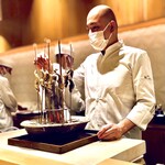 銀座 しのはら - ◎鮎の塩焼き（２品目…琵琶湖産）…こちらの方が脂がのっている。垂直に炭火置いて脂分を重力で落下させながら仕上げる焼きの工程は眺めているだけで、食欲が増進されました。
      