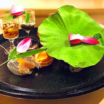 銀座 しのはら - 八寸…八月の盂蘭盆会に因んで蓮の葉と花、ほおずき