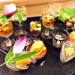 銀座 しのはら - ◎器は４種類あり…江戸切子（白ずいき、ばちこ）、脚付きオールドバカラ（いも、たこ、なんきん、枝豆）　（茄素麺）、網ほおずき（とうもろこしのかき揚げと唐墨）、ほおずきの器（伊勢海老の酒盗焼き）