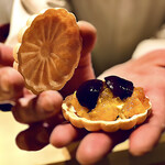 銀座 しのはら - ◎恒例の手渡し最中です。フォアグラとマンゴーとパッションフルーツ、アメリカンチェリー