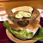 銀座 しのはら - ◎十割蕎（丸岡在来種）、自然薯麦、香りの酢橘添え、氷鉢で頂く。福井県坂井市丸岡町でしか収穫されない希少な在来種のお蕎麦を打って提供されています。この蕎麦がとても美味しかったです。
      