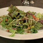 ミセス・ダダ - 『サラダ（120円）』スパイスで味付けされたビーンズが散らしてある。