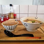 島豆腐と、おそば。真打田仲そば - 器もシンプルながらもあたたかみがあって素敵です(^^)d