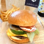 Awajishima baga - チェダーチーズアボカドバーガーセット、ドリンクはビールで1,720円✨具材は小さいながらも醤油ベースのソースが野菜とパティをまとめてくれてバランス◎。レタスだけは、フリルでもサニーでもない玉レタス？！