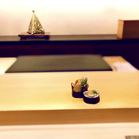 鮨 はしもと - ◎鰯の海苔巻き　奥の置物は中国の風水　四神獣　青龍（蒼龍）、朱雀、白虎、玄武を表現している。…唐津焼…藤ノ木土平作