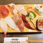 海鮮寿司とれとれ市場 - 厳選10貫握り、真上から！