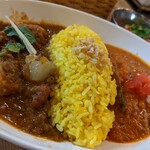 レインボウスパイス カフェチャイストール - ダブルカレー（ポークビンダルーと野菜マサラカレー）