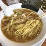 らーめん 燦々 - 麺の様子。菅野製麺。そしてメンマは穂先。しかも3本も