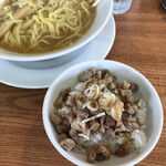 らーめん 燦々 - チャーシュー丼150円。安い。一味唐辛子振って…