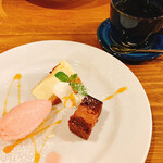 ビストロ カフェ デリ ポキナ369 - デザート盛り合わせとホットコーヒー　桃のジェラート、チーズケーキ、チョコケーキ