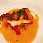 ビストロ カフェ デリ ポキナ369 - お魚料理：鯛のポアレ　アメリケーヌソース