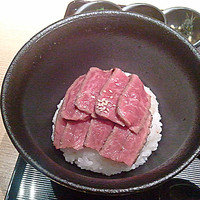 御曹司 松六家 - ひつまぶしアップ。肉が赤ワイン色。