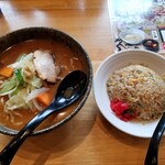 ラーメン 旭軒 - 炎の炙り味噌ラーメンと黒チャーハン(ハーフ)