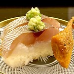 道人 - ⑤凌ぎ〜これまた見たことない厚みのバチコに驚かされる。特注バチコは半生炙りで海の香りプンプン。淡路岩屋の鬼鯵棒寿司との組合せが何とも贅沢なピンの素材を感じさせる。