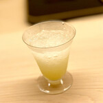 道人 - 早く着いたので、爽やかなジャバラのカクテルを頂きます。ジャバラとは和歌山原産の柑橘系。ゆずとその他の柑橘種が交雑して誕生した品種らしい。