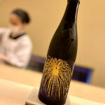 道人 - 花火の絵柄が綺麗なお酒「みんなで花火を打ち上げるお酒」。これは油長酒造と葛城煙火が、コロナ禍で花火大会が中止になるなか元気づけるコラボ企画したお酒らしい。