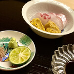 道人 - ③向付1〜お酒好きならちびりちびりと頂きたくなるお造り。明石の真鯛、由良の赤雲丹食べ比べ。それも担ぎ（萩原丸、品川水産）の違いによる食べ比べ。