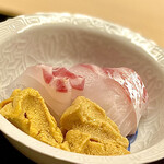 道人 - ③向付1〜お酒好きならちびりちびりと頂きたくなるお造り。明石の真鯛、由良の赤雲丹食べ比べ。それも担ぎ（萩原丸、品川水産）の違いによる食べ比べ。