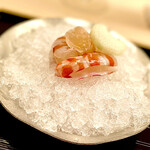 道人 - ④向付2〜綺麗なかき氷にのせられた太い淡路の天然車海老。こんなに太い車海老は初めて。噛み切ると表現が必要なくらい。太さには甘味が比例するものなんだな〜♫