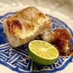 道人 - ⑥鉢肴〜愛媛の白甘鯛塩焼き、辛味大根添えて。シンプルな焼き物だが、皮目がパリッと白身はほろほろと旨味が滲み出る。