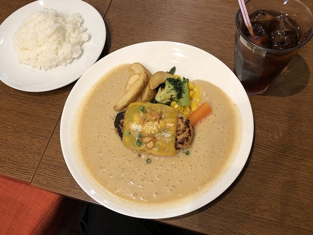 創作家庭料理 居酒屋 バンバン デミグラスソースの牛タン煮込みハンバーグ とろとろチーズのせ バンバンランチの1番人気メニュー 牛タンの挽肉で作った他ではなかなか食べられない逸品 夏バテ気味のあなた 元気が出ますよ ハンバーグ 牛たん