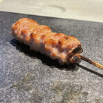 焼き鳥 うま中 - せせり（多分）塩味のバランスがよい！肩肉よりやや軽め