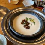 Wagokoro Nishiyama - 豆乳とにがりを混ぜて卓上コンロで仕上げる柔らかい出来立ての温豆富は添えられた薬味の「サクサク醤油」との相性がバッチリ