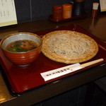 Ootsuboya Hikoshichi - 暖かいつけ汁に、冷たいそばをくぐらせます。鴨の旨味のしみ込んだつけ汁は、蕎麦との相性抜群です。