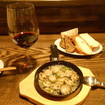 グラス赤ワイン、帆立とマッシュルームのあつあつアヒージョ、　パン盛り合わせ