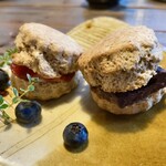 ボワ ジョリ - 全粒粉スコーン2種：クロテッド・クリーム＆ジャム、チョコレート