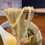 自家製手もみ麺 鈴ノ木 - 冷たいスープには冷麺ほどのコシがある麺がよく合いますね！