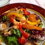 ビストロ・ラ・シュクレ - 海の幸のサラダ。丁寧にスモークされた海鮮が美味。