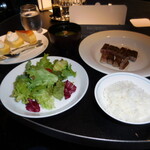 ビューアンドダイニングザスカイ - ソイブールバニラクグロフ、バスクケーキ、生野菜、白いご飯です。
