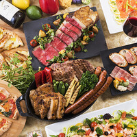 ディナーではバラエティ豊かなブッフェ料理が並びます