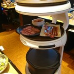 Yakiniku Kingu - 自律走行配膳ロボット ベア・ロボテックス社 「Servi」