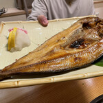 郷土料理 おが - 開きほっけ
            この大きさに比例して身はボリュームありとってもジューシーで食べ応えあり！