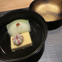おおたに - 椀物　枝豆真薯　
                      　冬瓜梅肉乗せと卵豆腐と手毬麩の椀
                      