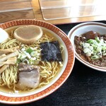 Ekimae Shiyokudou - ラーメン550円 ＋ モツ煮皿650円