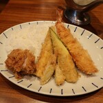 Katsukichinihombashitakashimayaesushiten - 天然車海老フライと一口ひれかつと夏野菜のカレー　2600円